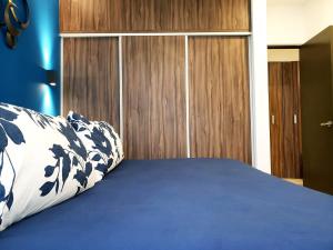 En eller flere senger på et rom på Bahay Condo Chic design Equipped fast Wifi + 8 bilder