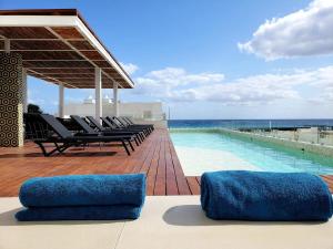 Bassenget på eller i nærheten av Bahay Condo Chic design Equipped fast Wifi