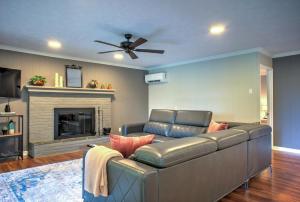 Гостиная зона в The Peaceful Fox - Relaxing Retreat in Asheville - Family +33 фотографии