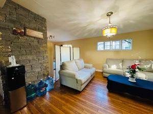 Krevet ili kreveti u jedinici u objektu Cozy House Nested Around Trees D