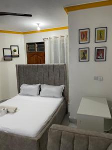 Ένα ή περισσότερα κρεβάτια σε δωμάτιο στο Tulivu Studio Apartment in Bamburi Mombasa