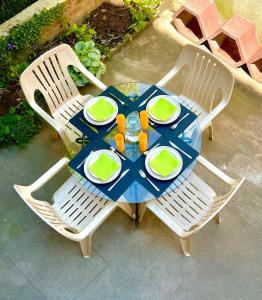 a table with plates of food on top of it at Villa années 30, bords de Marne in Joinville-le-Pont