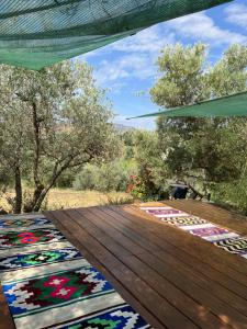 兰哈龙Cortijo alhijra big yourte的一个铺着彩色地毯的木制露台 更多18张照片