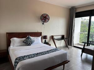 Postel nebo postele na pokoji v ubytování Starview Hotel Kampala