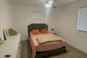 1 dormitorio con 1 cama con almohadas de color naranja en Spacious House in Marysville 9 minutes to Hard Rock Casino Wheatlan, en Marysville