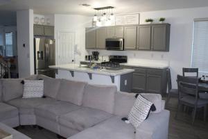 Una sala de estar con un sofá y una cocina. en Spacious House in Marysville 9 minutes to Hard Rock Casino Wheatlan, en Marysville