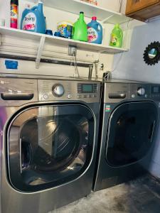 サンノゼにあるCozy House Nested Around Trees Eの洗濯機、乾燥機、 +2枚の写真