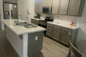una cocina con fregadero y estufa en Spacious House in Marysville 9 minutes to Hard Rock Casino Wheatlan, en Marysville 65 fotos más