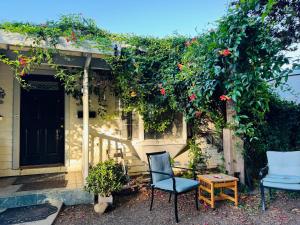 サンノゼにあるCozy House Nested Around Trees Eの家の前の椅子2脚とテーブル