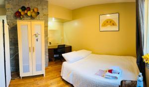 een slaapkamer met een wit bed in een kamer met een bureau bij Cozy House Nested Around Trees E in San Jose