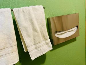 een papieren handdoekdispenser met een afbeelding van een masker bij Cozy House Nested Around Trees E in San Jose +2 foto's