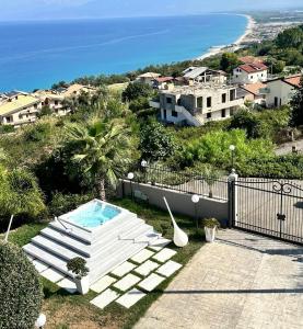 Eine Villa mit Swimmingpool und Meerblick in der Unterkunft Suite Pizzo jacuzzi rooms in Pizzo