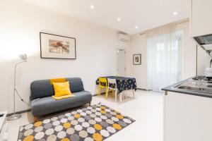 a living room with a couch and a kitchen at Dolce Vita Suite in Trastevere in Rome