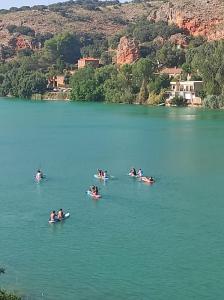un grupo de personas en kayaks en un lago en La Buena Siesta, en Ruidera