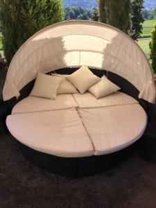Posezení v ubytování Chambre spacieuse et confortable avec écran plat