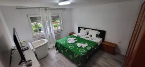 a small bedroom with a bed and a window at Gemütliches Loft 150 m von SLK klinikum Böckingen in Heilbronn