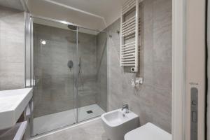 ein Badezimmer mit Dusche, Toilette und Waschbecken in der Unterkunft ELICAL Vatican Suites in Rom + 56 Fotos