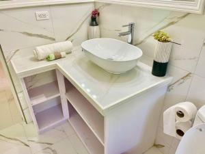 baño con lavabo en la encimera en Barbados Exotic luxury living, en Christ Church 14 fotos más