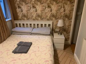 Letto o letti in una camera di wake up with 2 cats on your face