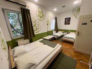 เตียงในห้องที่ Cabbage Hostel