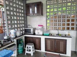 Η κουζίνα ή μικρή κουζίνα στο บ้านสวนปันสุข วังน้ำเขียว