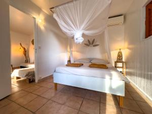 Ένα ή περισσότερα κρεβάτια σε δωμάτιο στο Gîte Bleu Caraïbes - Vue mer