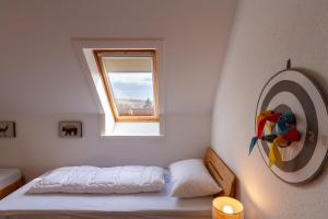 Postel nebo postele na pokoji v ubytování Ferienhaus WanderNest mit Sauna, Garten und Grill