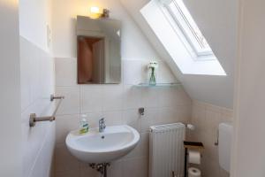 Koupelna v ubytování Ferienhaus WanderNest mit Sauna, Garten und Grill + 50 fotografií