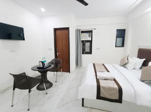 TV a/nebo společenská místnost v ubytování Hotel Krishna Tower