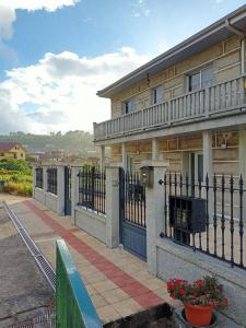 un edificio con una valla delante en Casa Da Ponte, en Lobios