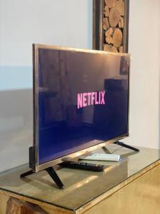 Un televisor con Netflix puesto sobre una mesa. en Luxury Studio in New Cairo, en El Cairo