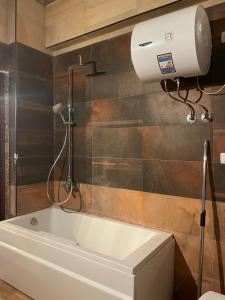 y baño con ducha y bañera blanca. en Luxury Studio in New Cairo, en El Cairo 9 fotos más