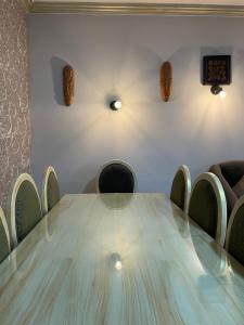 Una mesa de conferencias con sillas en una habitación. en Luxury Studio in New Cairo, en El Cairo