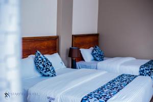 Postel nebo postele na pokoji v ubytování Starview Hotel Kampala