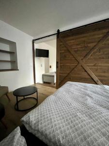 Postel nebo postele na pokoji v ubytování Family Apartments Černice