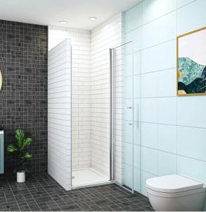 ein Badezimmer mit Glasdusche und Toilette in der Unterkunft belles chambres toutes équipées bord de mer gérance nouvelle in San-Nicolao