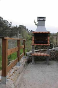 ein Vogelhäuschen neben einem Zaun in der Unterkunft CASA ViLLAR in Colunga