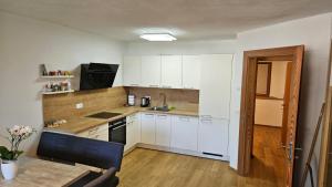 Kuchyň nebo kuchyňský kout v ubytování Apartment Judith Truden
