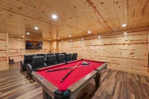 セバービルにあるLuxury 5BR PF Dollywood Heated Indoor Resort Pool HotTub Theater Room Arcadesのビリヤードルーム(ビリヤード台、椅子付)