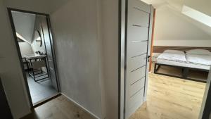 Postel nebo postele na pokoji v ubytování Family Apartments Černice