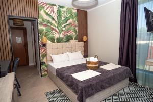 una camera da letto con un letto con un cesto sopra di Salena Beach Hotel a Primorsko Altre 61 foto