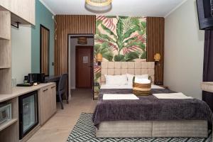 una camera d'albergo con due letti e una tv di Salena Beach Hotel a Primorsko