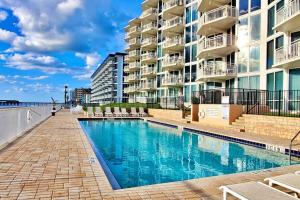Πισίνα στο ή κοντά στο Relaxing Ocean Front penthouse
