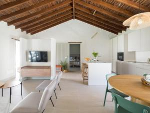 une cuisine et une salle à manger avec une table et des chaises dans l'établissement Casa rural cercado de don paco, à Santa Lucía
