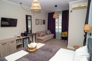 un soggiorno con un letto e un divano di Salena Beach Hotel a Primorsko