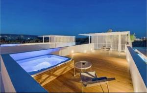 a swimming pool on the roof of a house at Lovely Home In Marina Di Ragusa in Plaia Grande