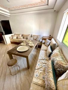 Posezení v ubytování Pret de la corniche + 6 fotografií