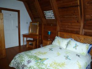 sypialnia z łóżkiem w drewnianym domku w obiekcie Heidi Haus w mieście Port Alfred