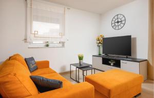 Μια τηλεόραση ή/και κέντρο ψυχαγωγίας στο Lovely Apartment In Podstrana With Wifi