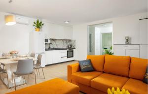 Η κουζίνα ή μικρή κουζίνα στο Lovely Apartment In Podstrana With Wifi